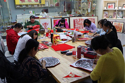 陜西定邊社區(qū)剪紙工廠 讓&ldquo;指尖技藝&rdquo;升級&ldquo;指尖產業(yè)&rdquo;
